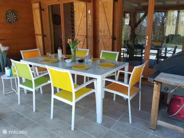 Micolline | France, Lot, Souillac - maison de vacances La table à manger confortable sur la terrasse