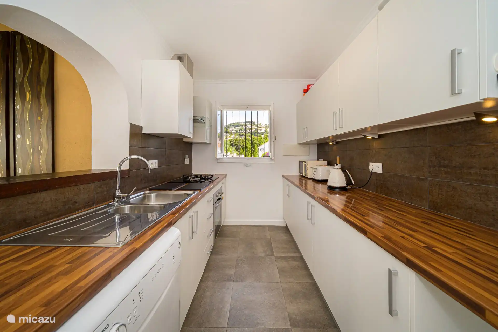 Gut ausgestattete Küche