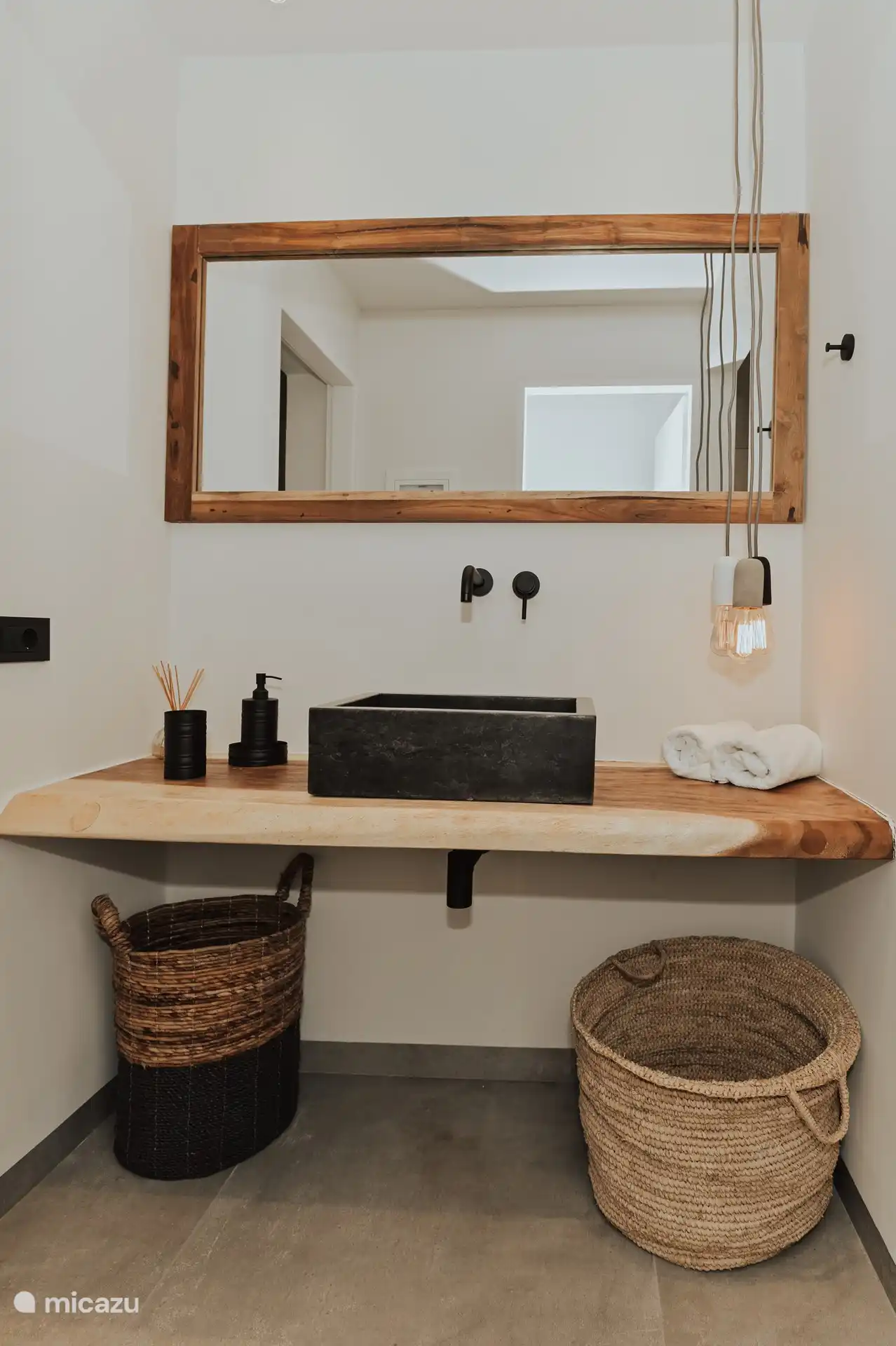 Waschplatz mit Spiegel 