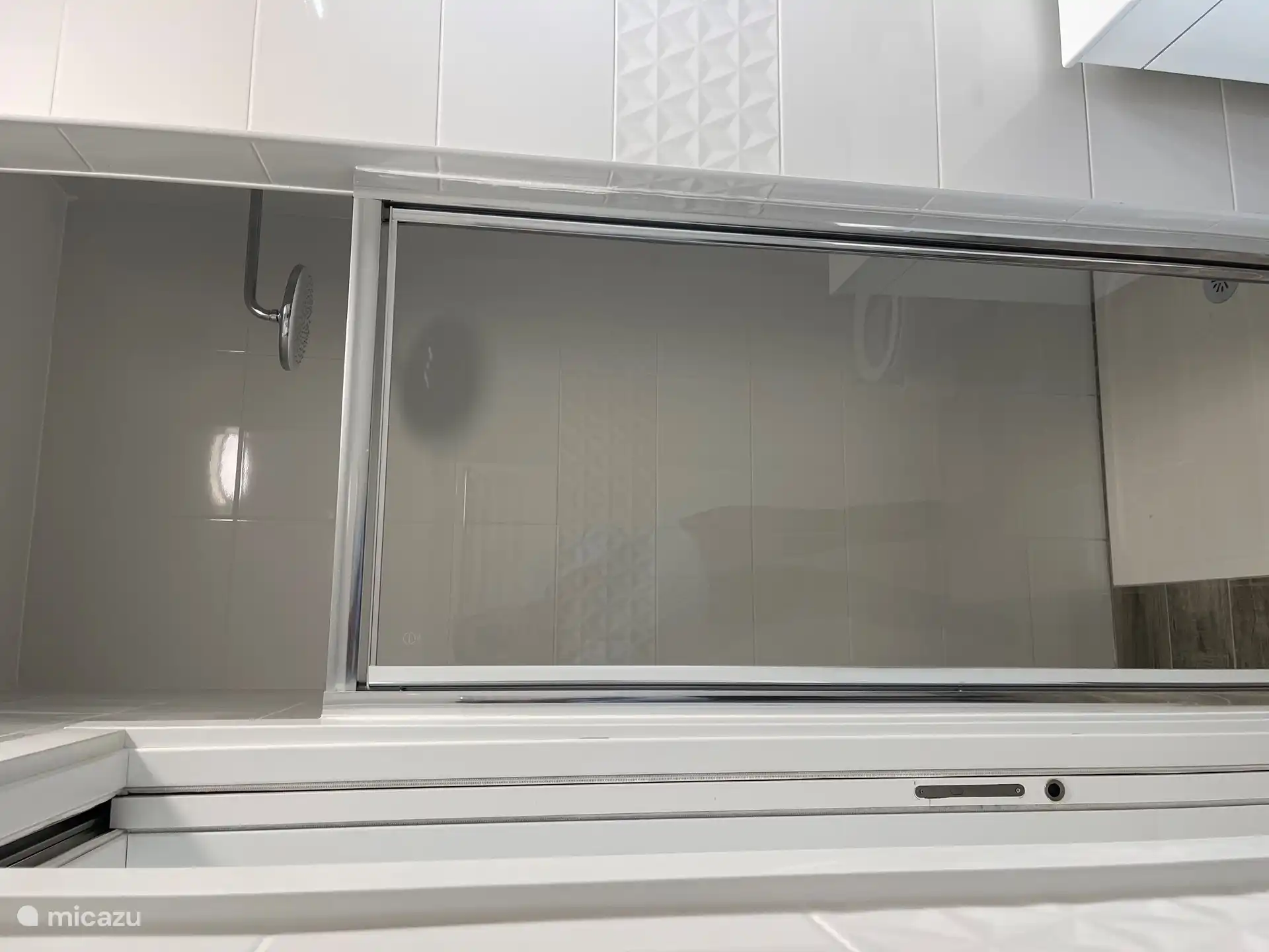 Aussicht Duschkabine Teil des Schlafzimmers mit zwei Einzelbetten