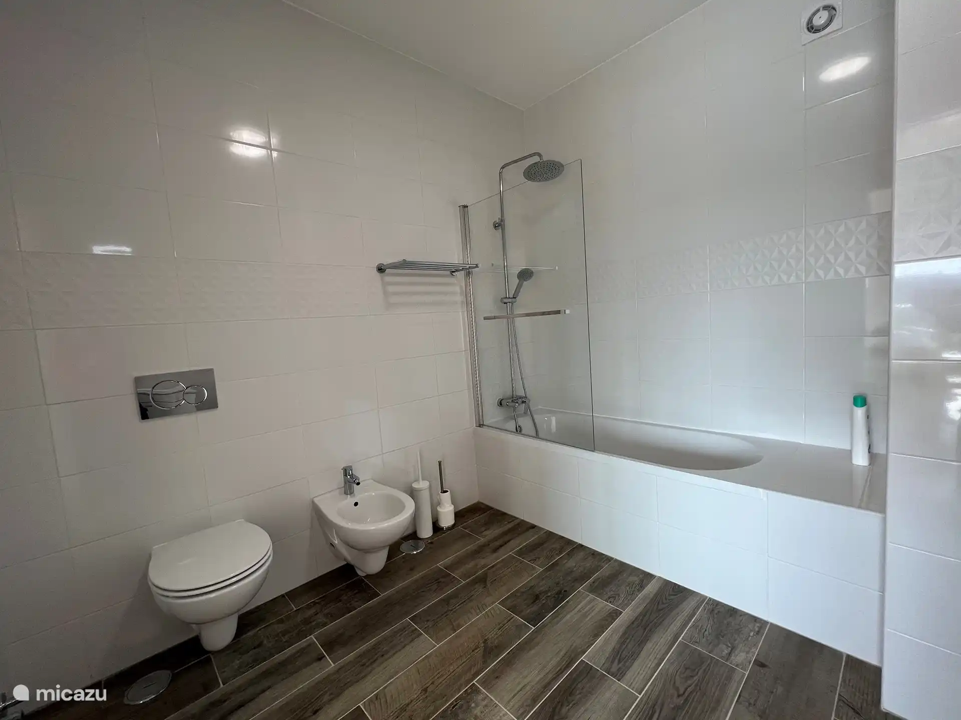 Badezimmer, das an das Hauptschlafzimmer angeschlossen ist