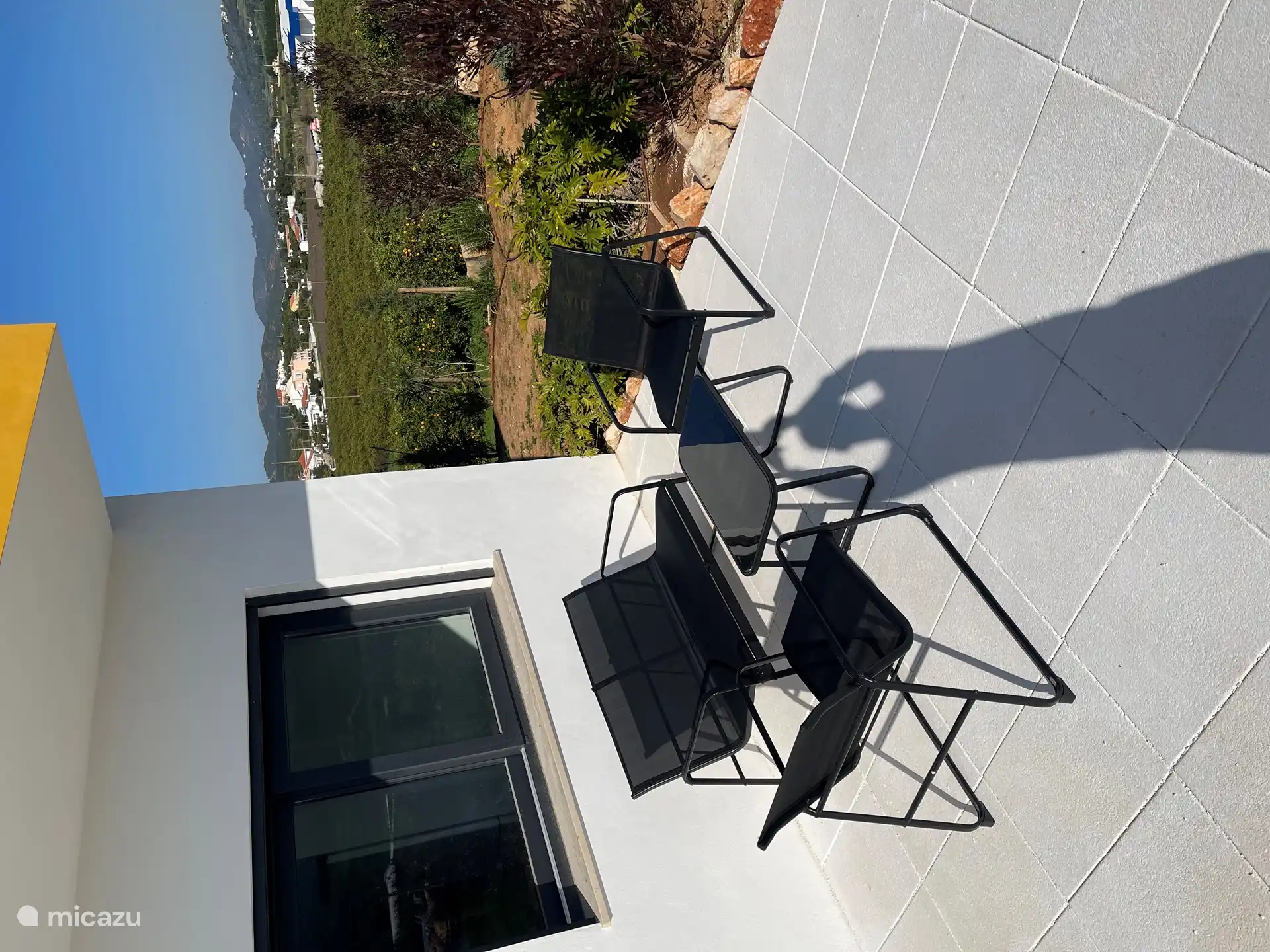 Terrasse vor dem Haus mit eigenem Sitzbereich