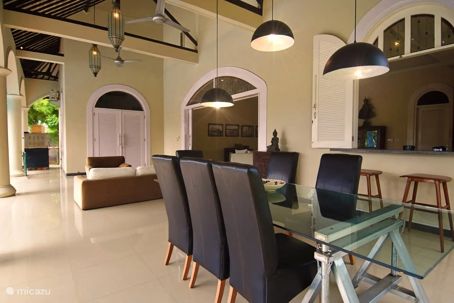 Dinning area, dinning table