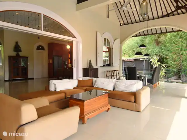 Villa de luxe Mimosa | Indonésie, Bali, Kalibukbuk - villa Salle à manger et canapé dans la véranda