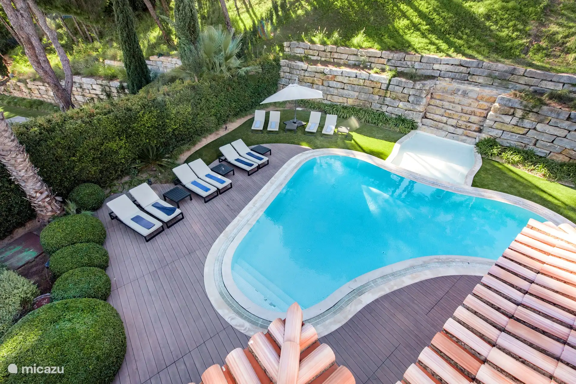 Piscine avec chaises longues