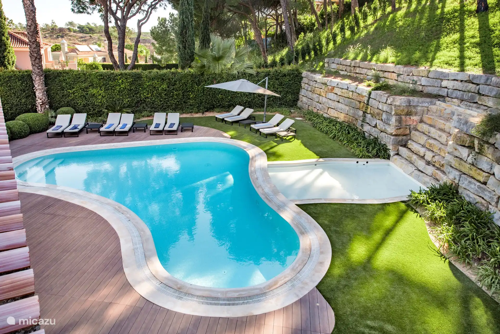 Piscine avec chaises longues