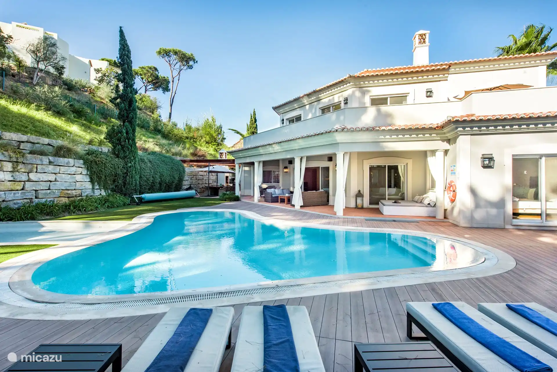 Piscine avec vue sur la villa
