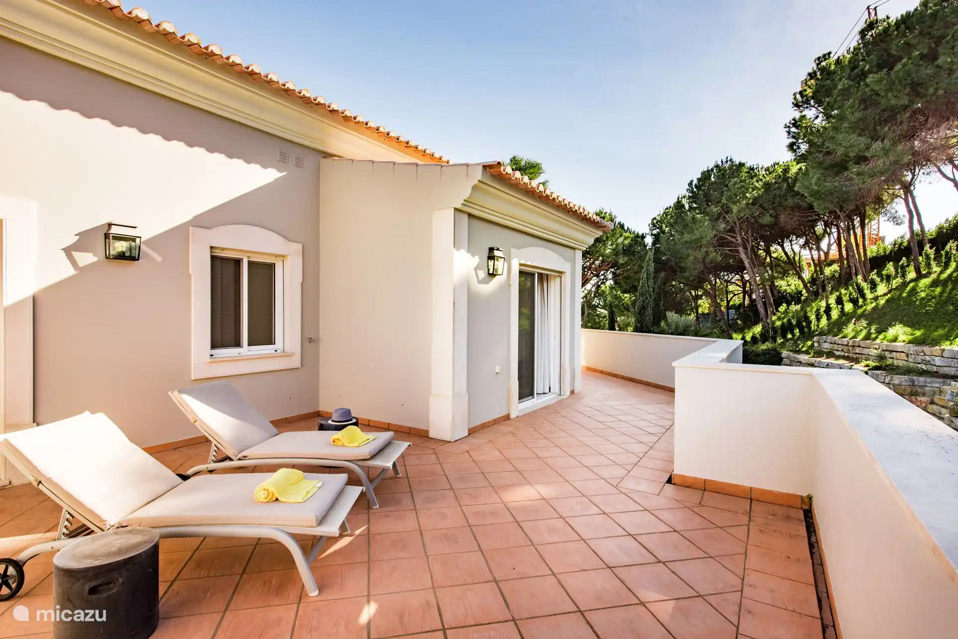 Balcon &#224; l’&#233;tage avec acc&#232;s depuis la chambre