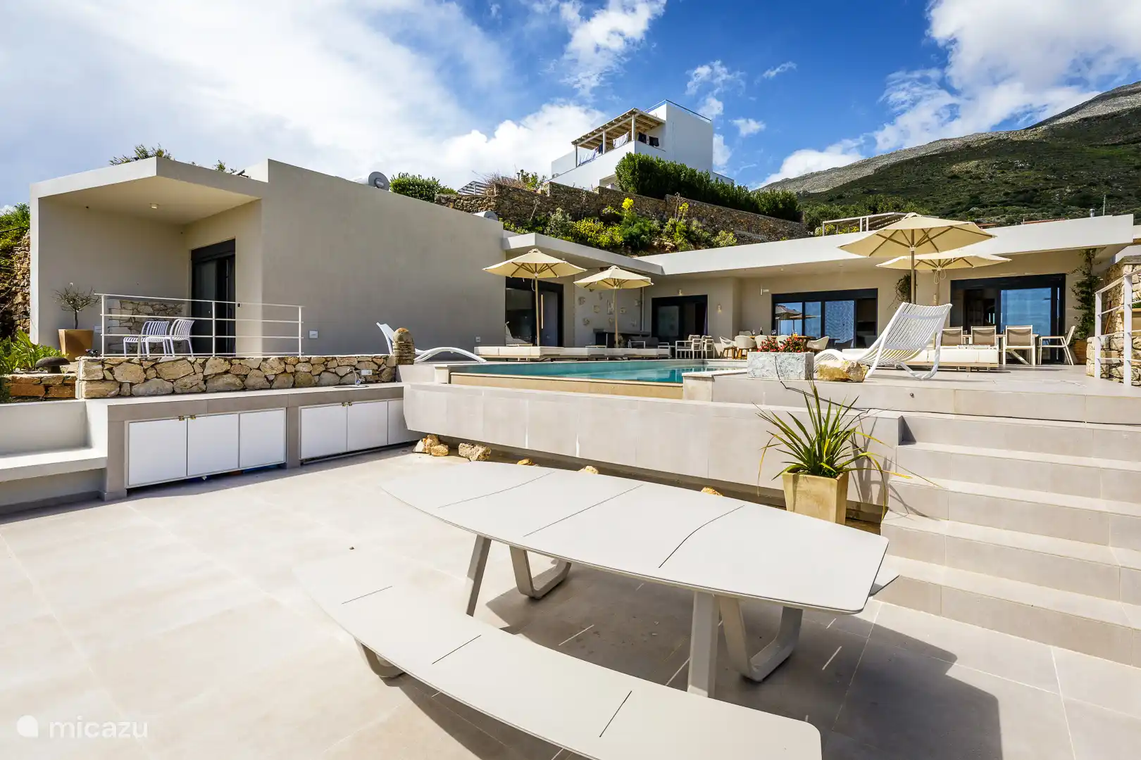 Der Picknicktisch in der Außenküche