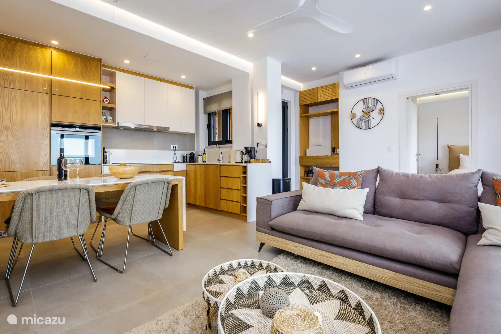 Wohnzimmer mit offener Küche