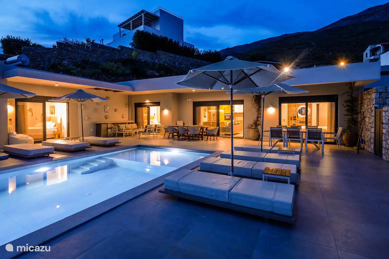 Die Terrasse ist abends angenehm beleuchtet