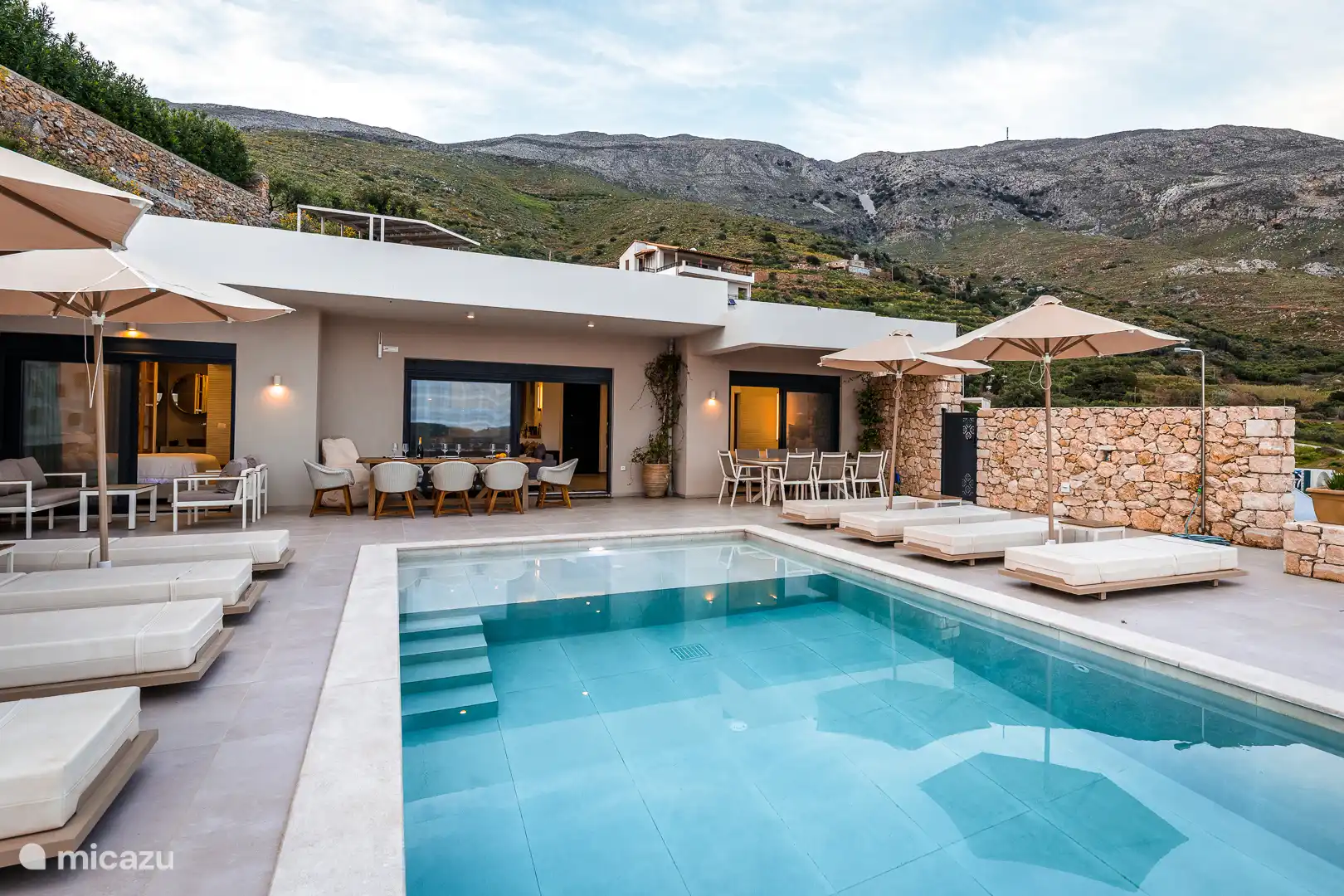 Die Villa, der Pool und die Terrasse