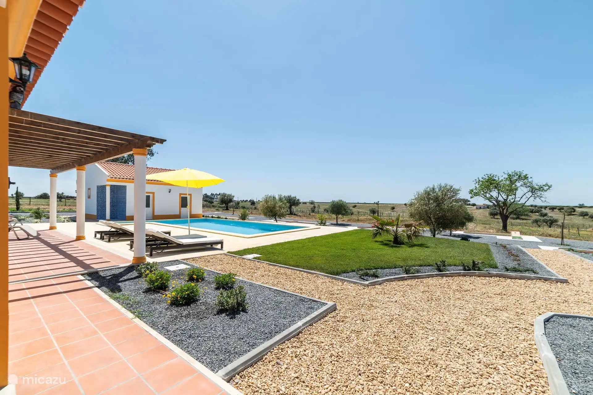 Garten mit Swimmingpool