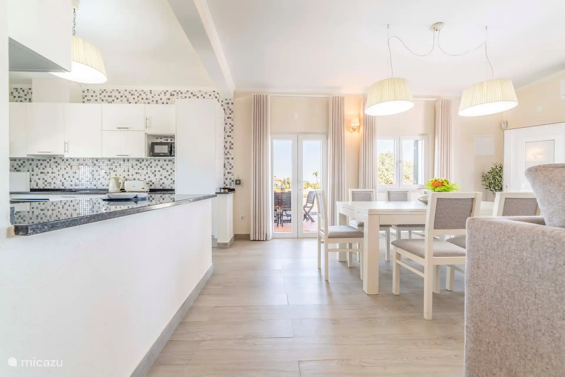 Essbereich mit offener Küche