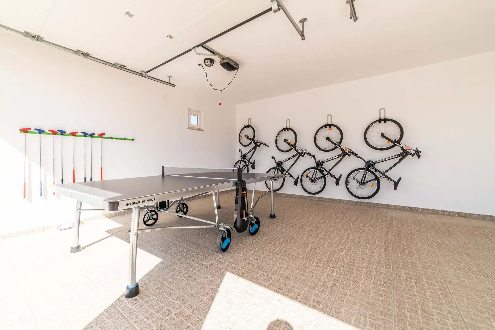 Garage mit Tischtennisplatte und Fahrrädern 