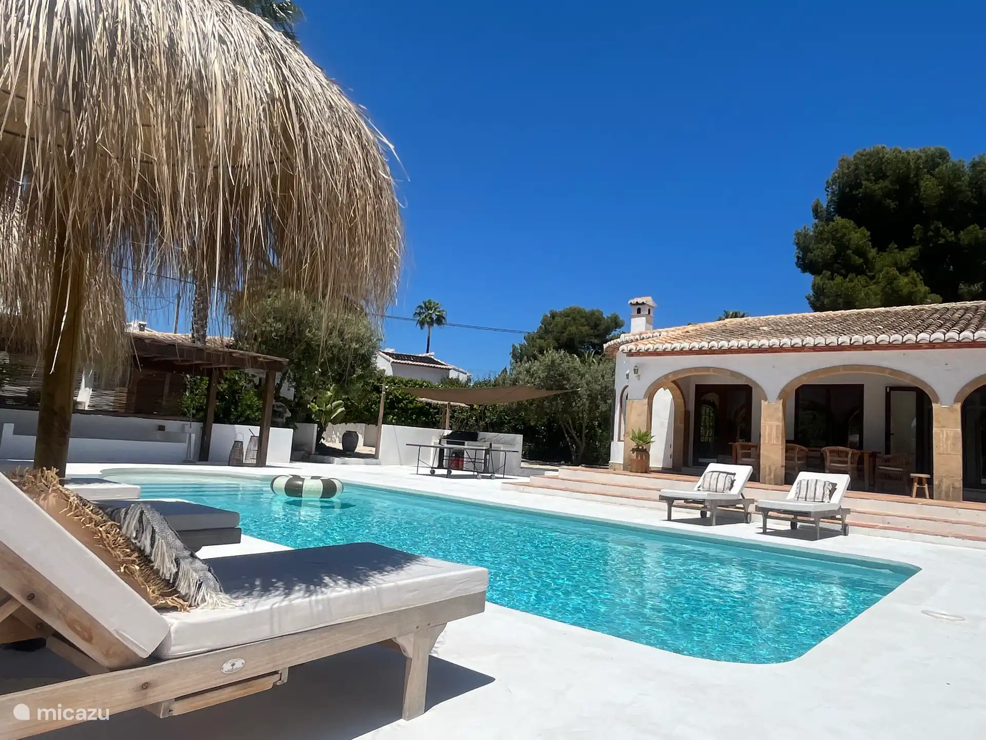 Profitez de la terrasse ensoleillée