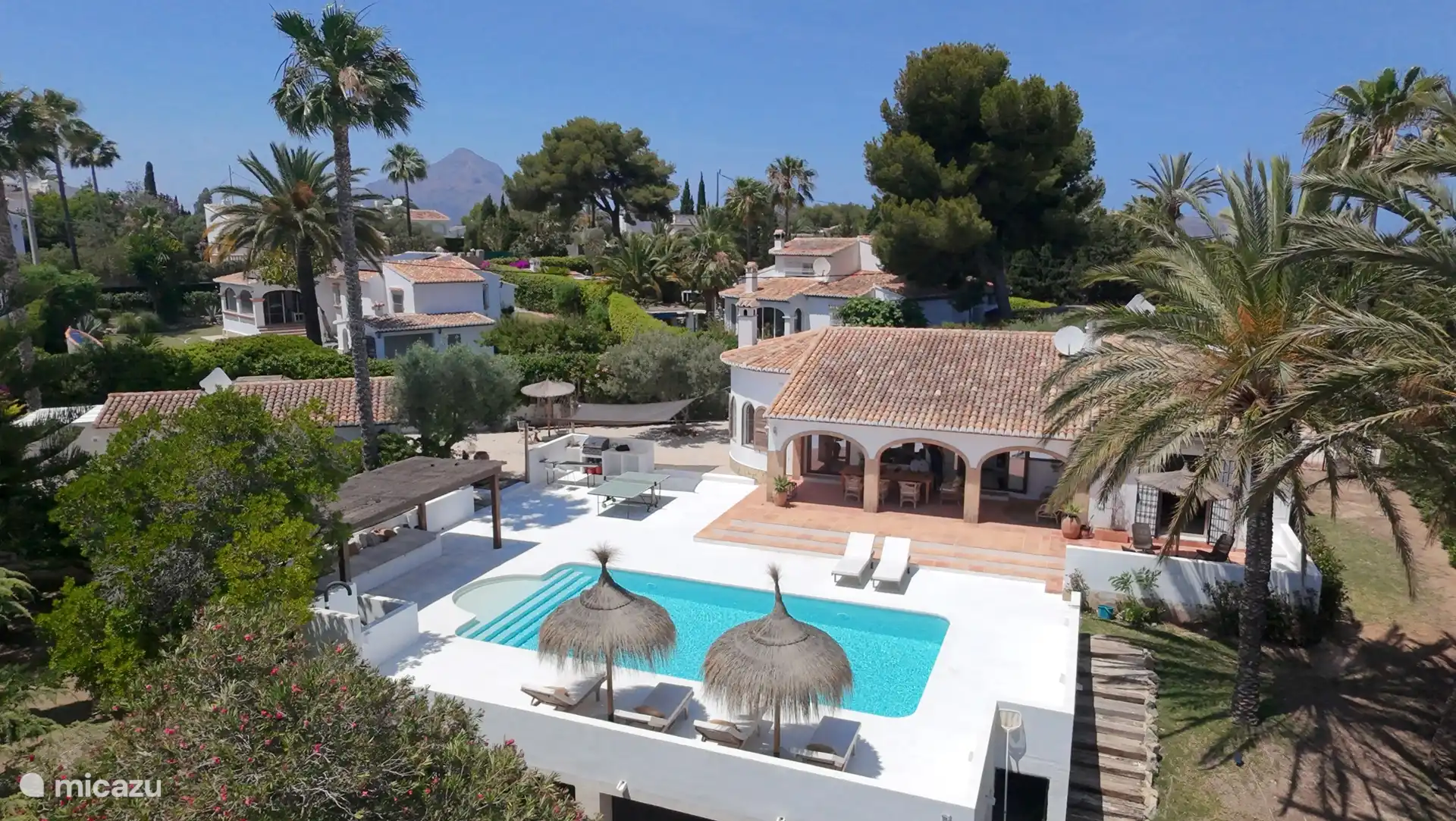Belle terrasse entourée de verdure !