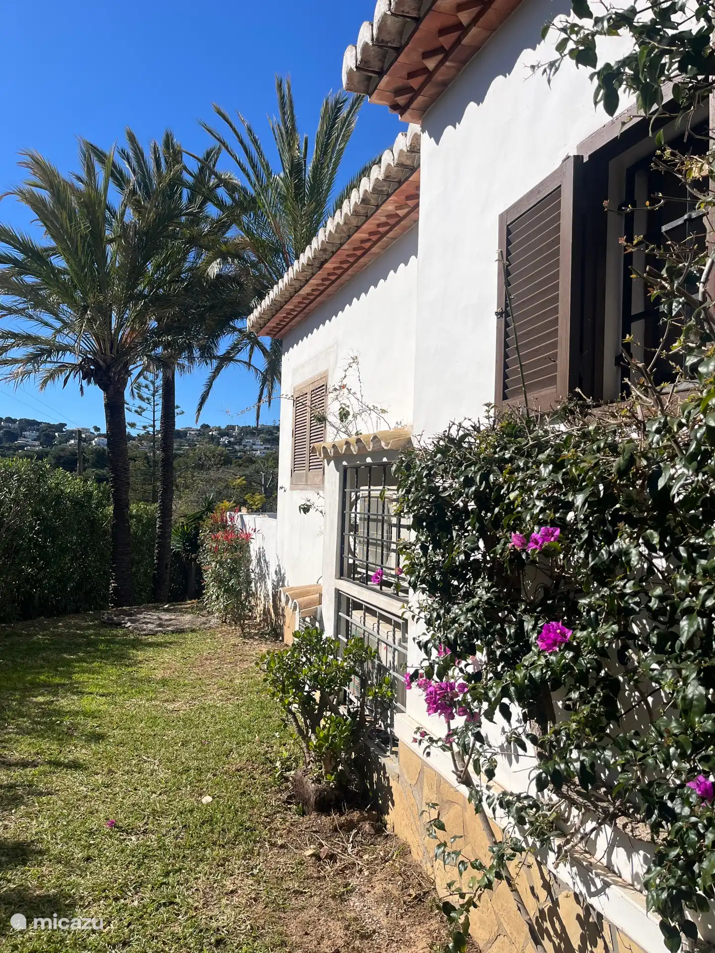 côté maison, naya et piscine sont orientés sud