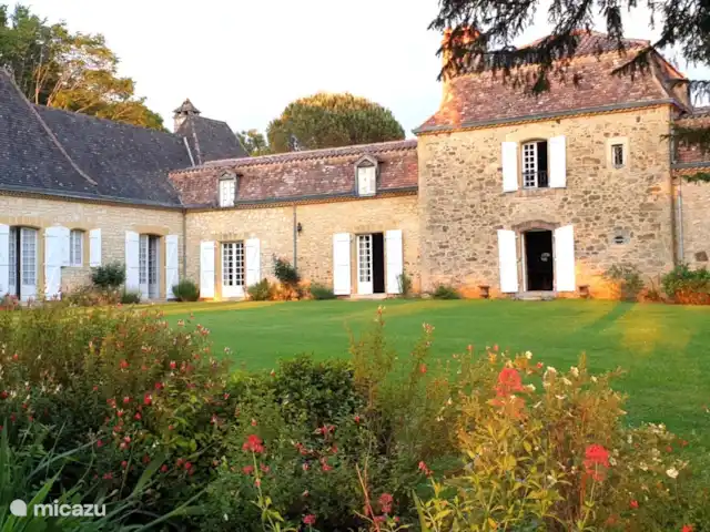 Lafousalle en Francia, Lot, Gourdon - casa de campo / castillo Lafousalle en Francia, Lot, Gourdon - casa de campo / castillo