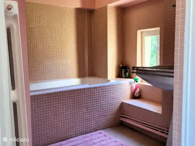 Lafousalle en Francia, Lot, Gourdon - casa de campo / castillo El cuarto de baño