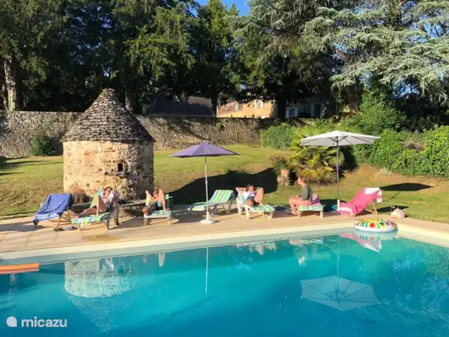 Lafousalle en Francia, Lot, Gourdon - casa de campo / castillo La piscina