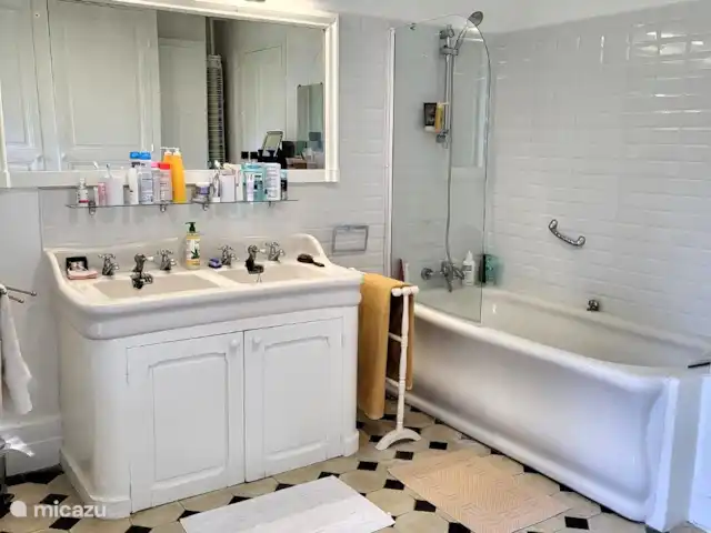 Lafousalle en Francia, Lot, Gourdon - casa de campo / castillo El cuarto de baño