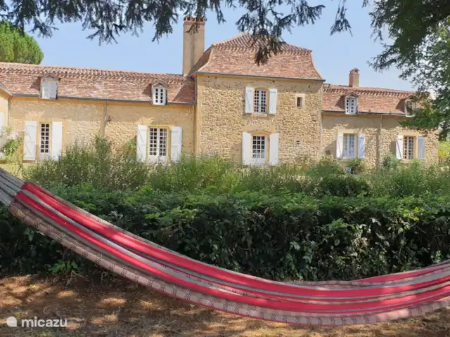 Lafousalle en Francia, Lot, Gourdon - casa de campo / castillo Una hamaca en el jardín