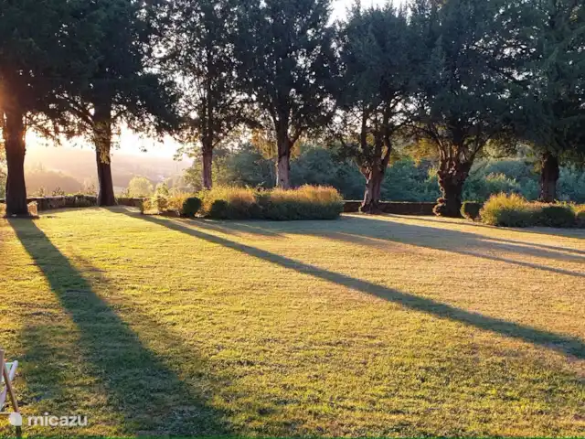 Lafousalle en Francia, Lot, Gourdon - casa de campo / castillo El hermoso jardín grande con vistas