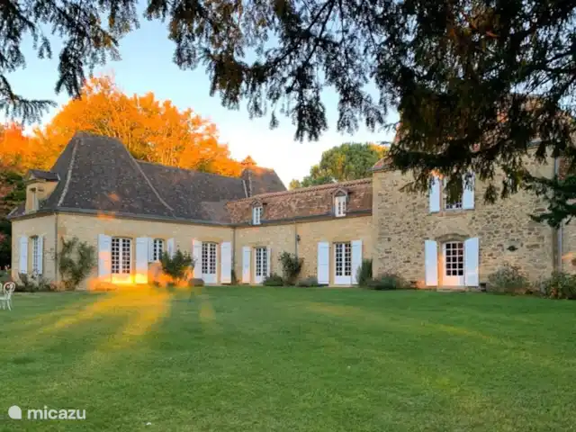 Lafousalle en Francia, Lot, Gourdon - casa de campo / castillo Alrededor de los árboles