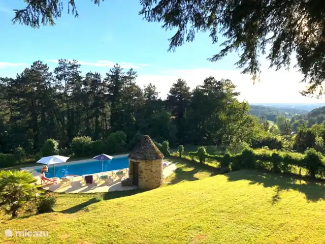 Lafousalle en Francia, Lot, Gourdon - casa de campo / castillo El gran jardín con piscina