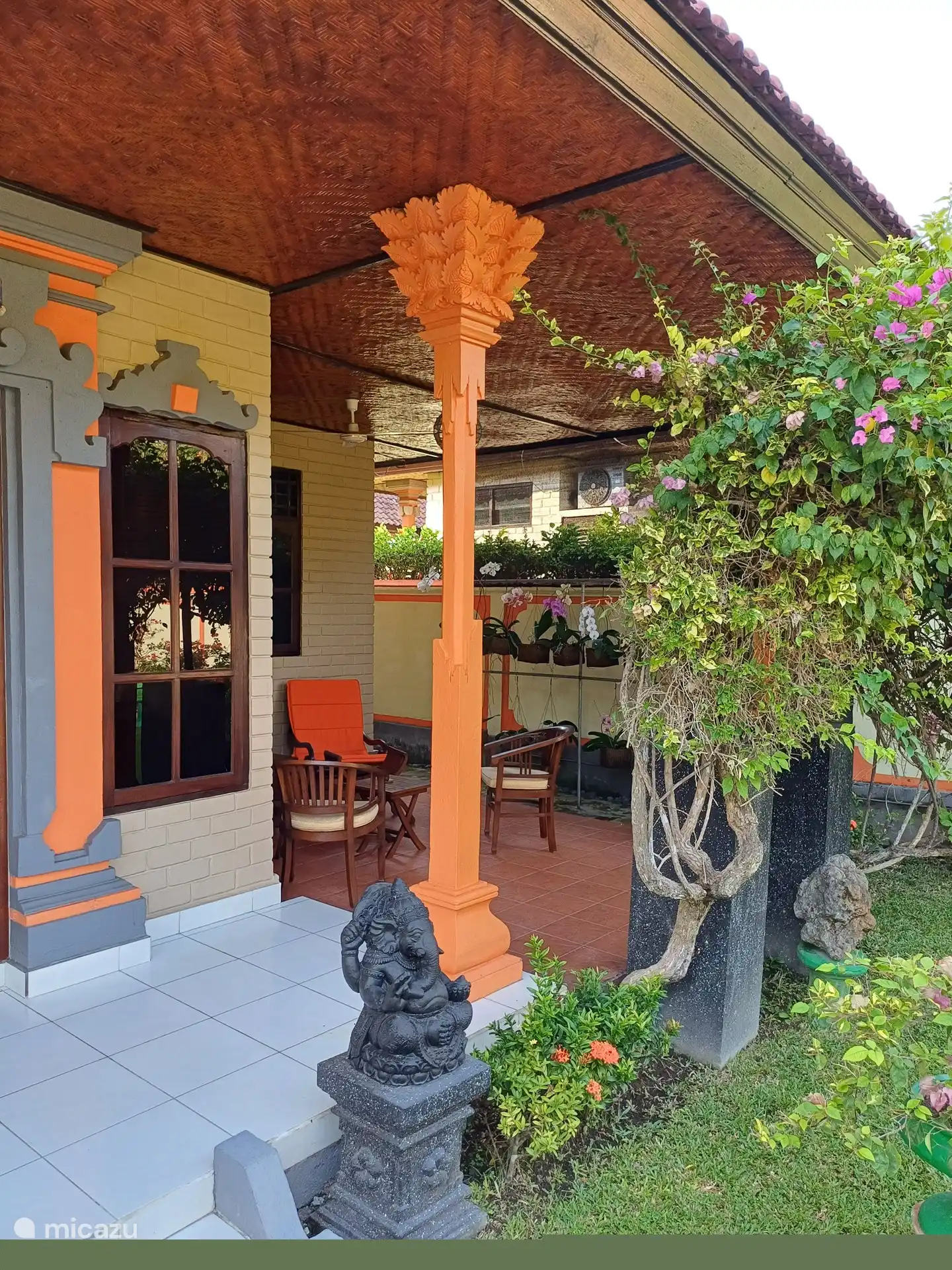 Terrasse an der Seite vor dem Haus.