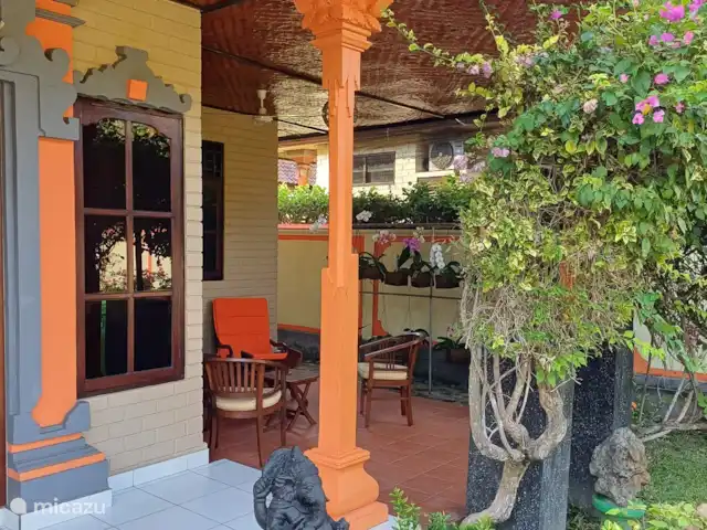 Jasri Villa Loen | Indonésie, Bali, Jasri Pantai - bungalow Terrasse sur le côté de la maison avant.