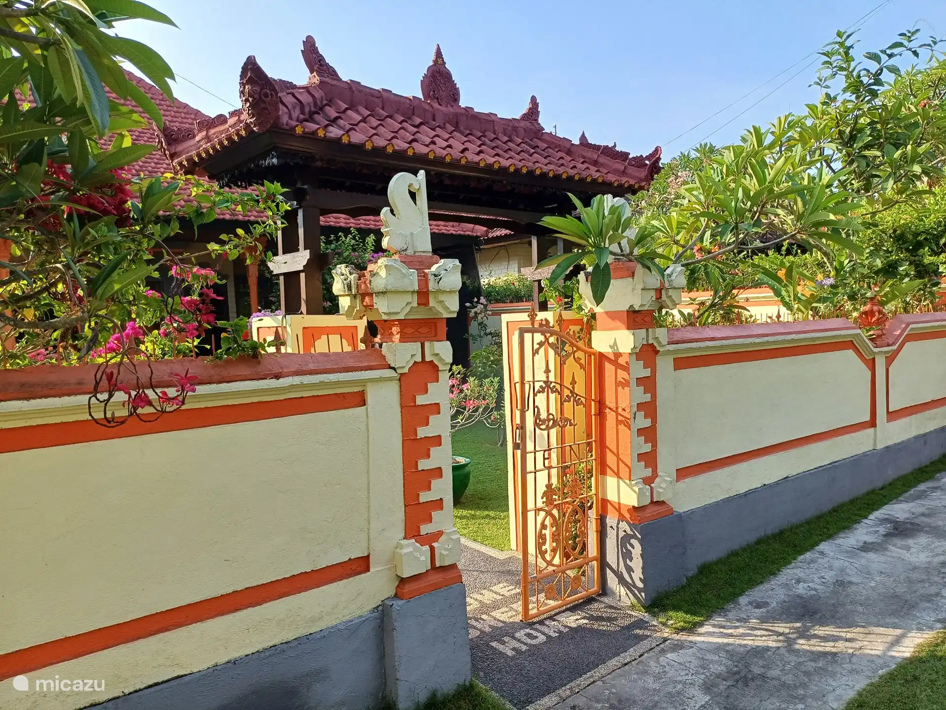 Vorderansicht von der Straße