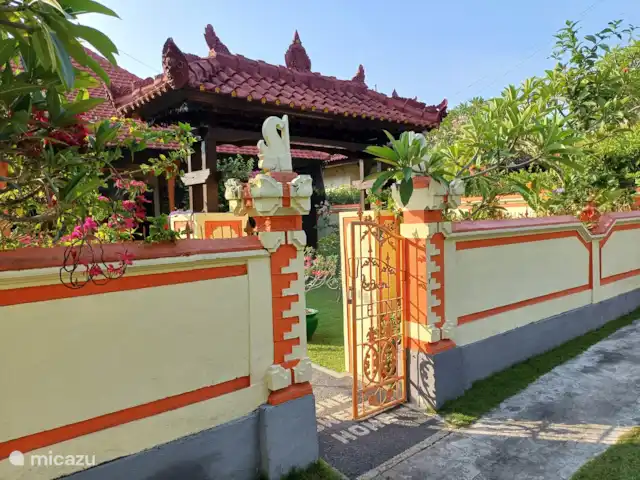 Jasri Villa Loen | Indonésie, Bali, Jasri Pantai - bungalow Vue de face depuis la rue