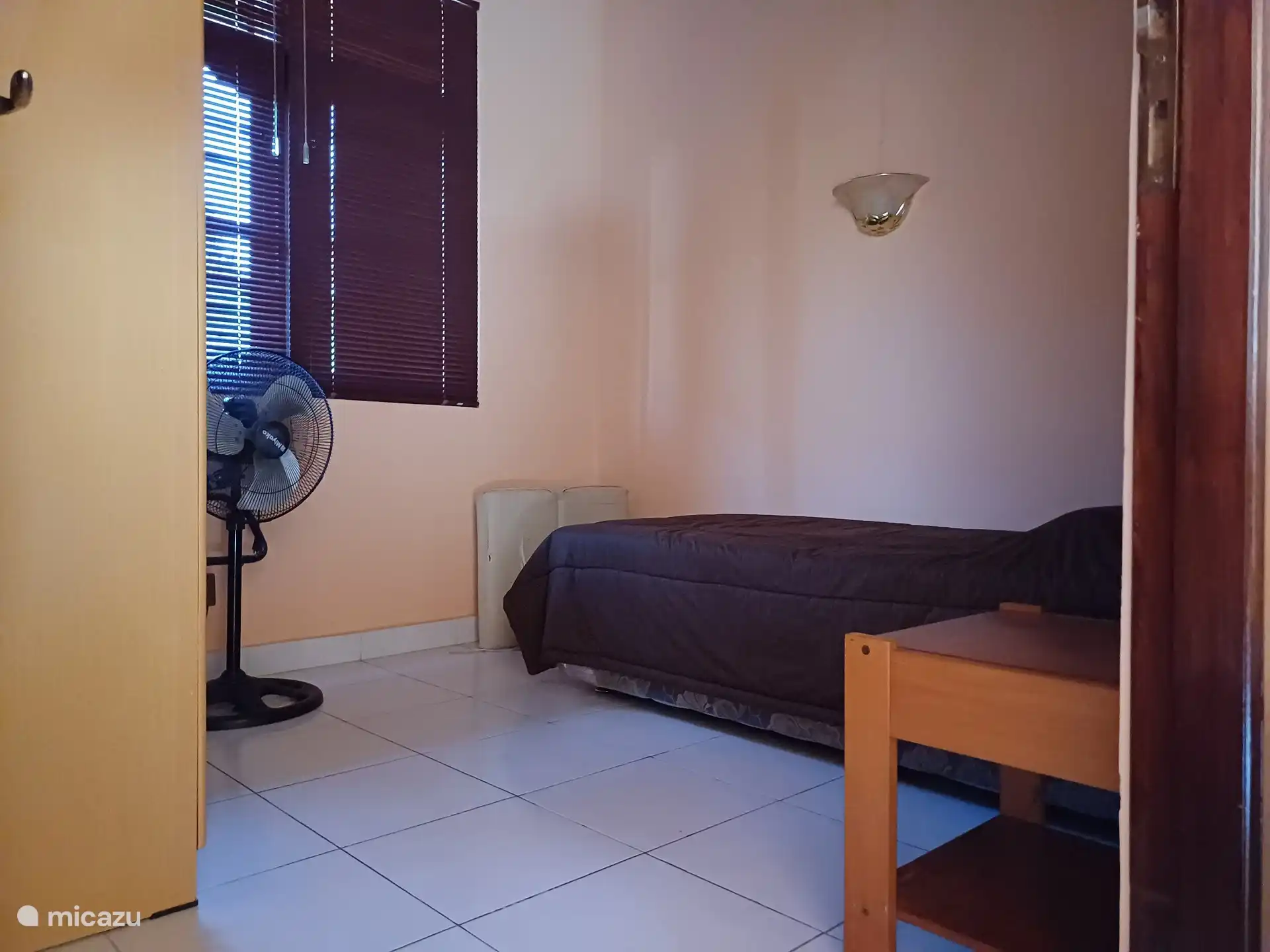 Schlafzimmer für 1 Person mit Deckenventilator