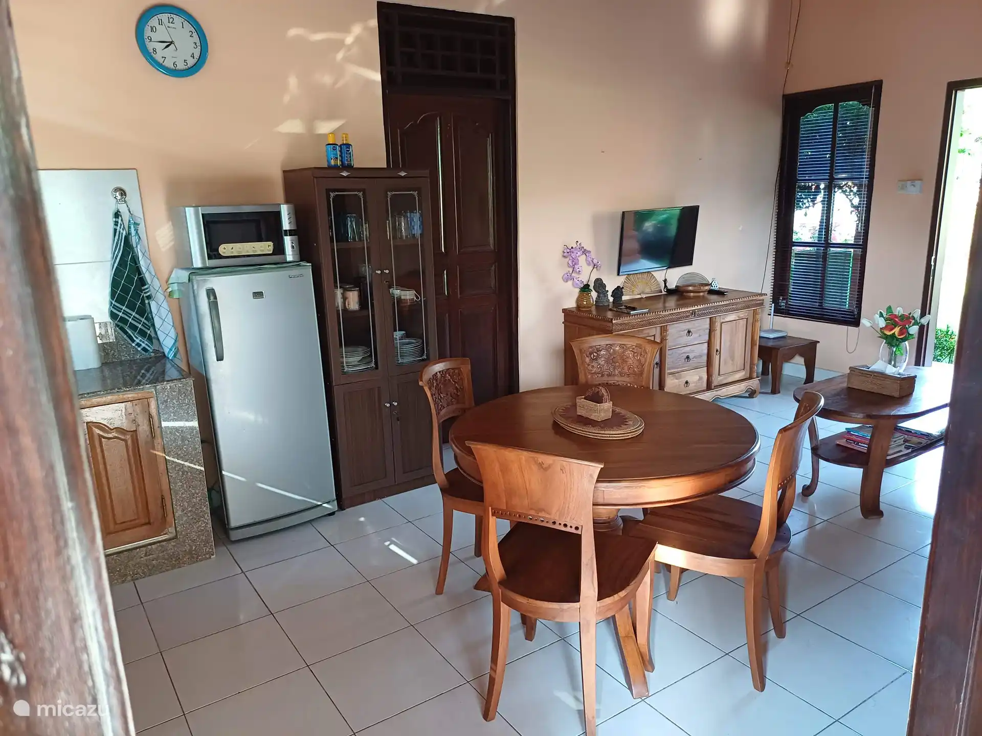 Wohnzimmer mit Küche

