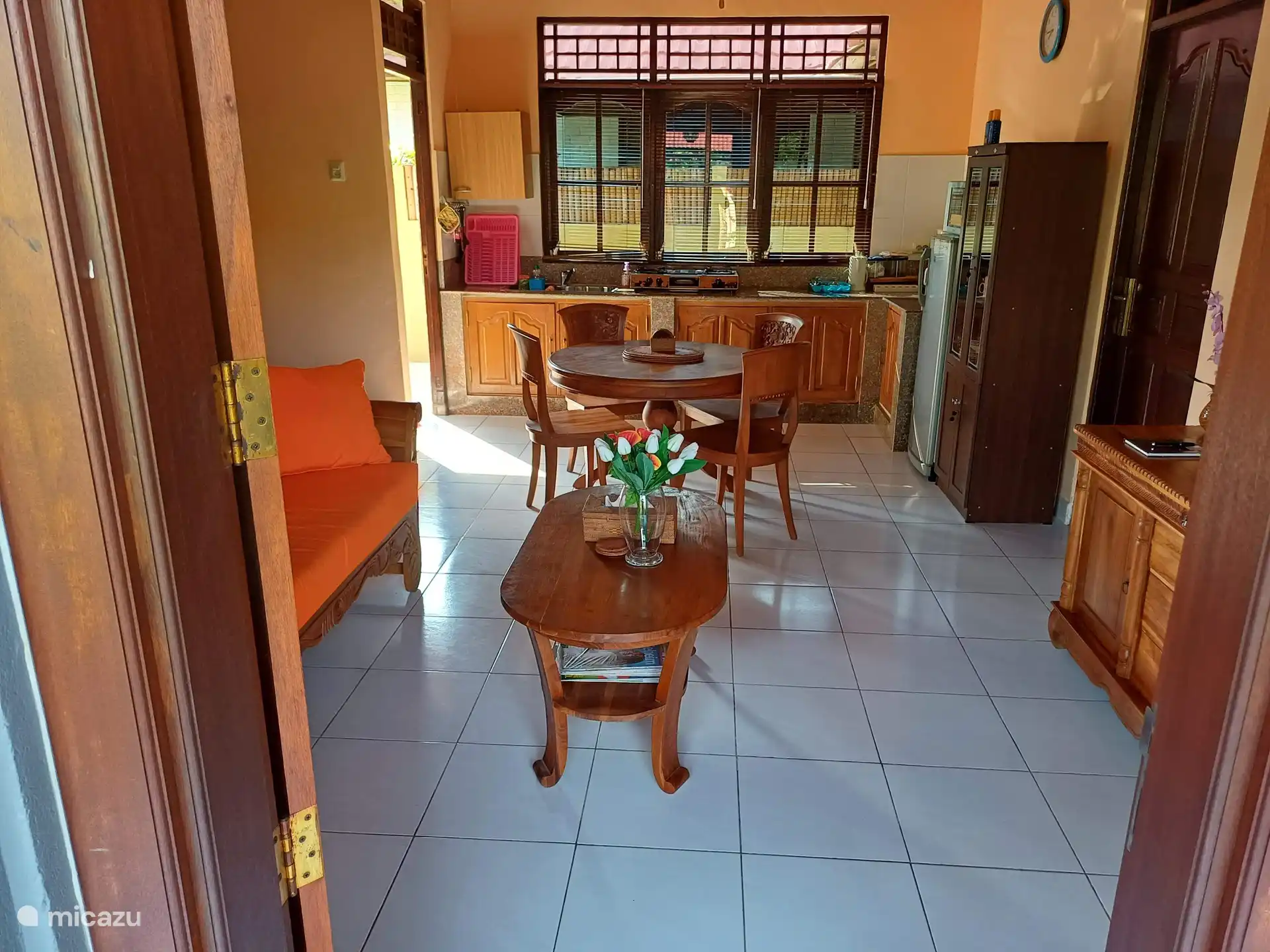 Wohnzimmer mit Küche