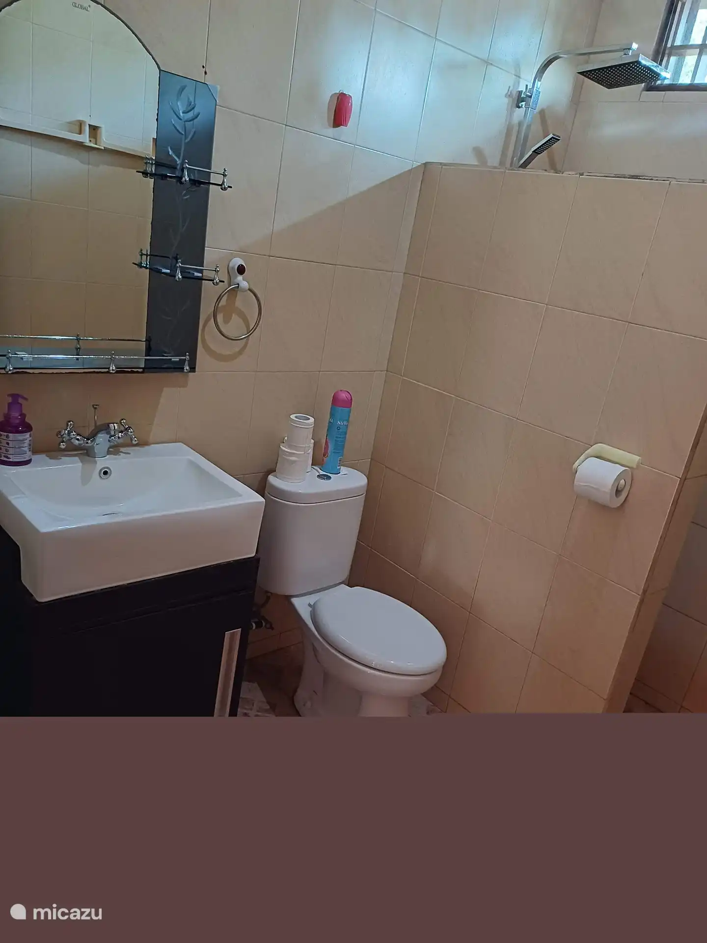 Badezimmer mit Regendusche