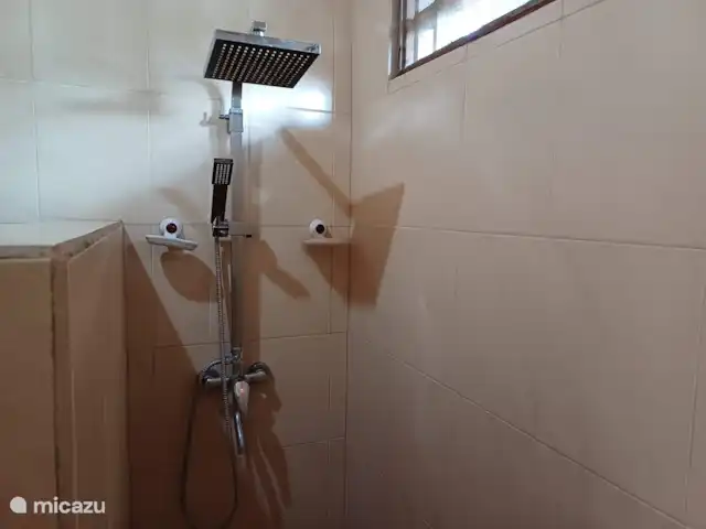 Jasri Villa Loen | Indonésie, Bali, Jasri Pantai - bungalow Douche à effet pluie