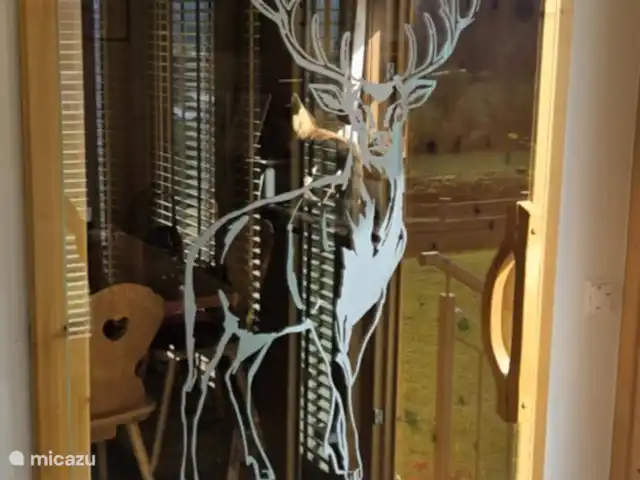 Chalet Murmel huren in Oostenrijk, Karinthië, Grosskirchheim - vakantiehuis Mijn trots. Een geëtst hert in de schuifdeur.