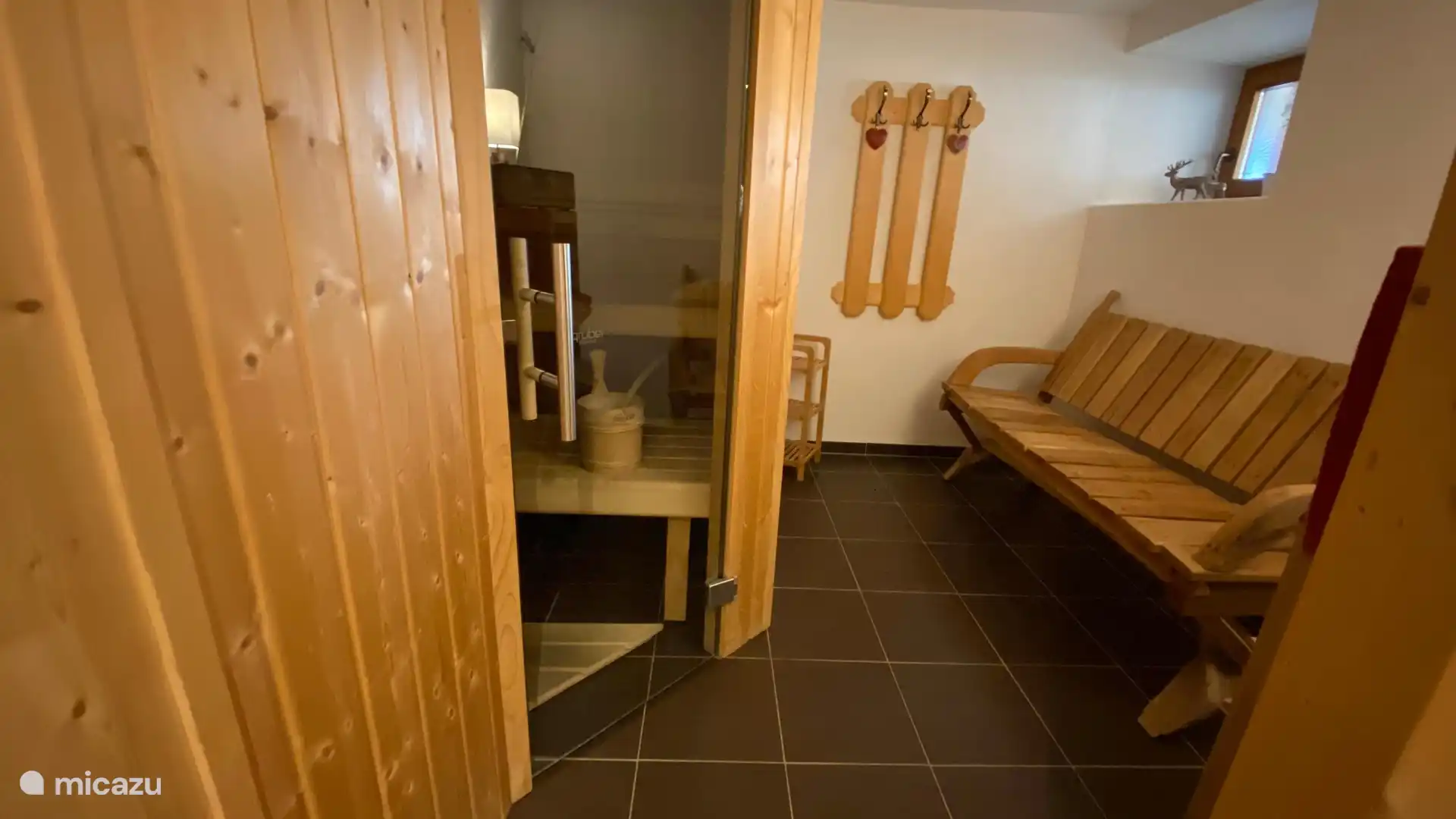 La sauna con 3 modos: sauna finlandesa (90 grados), Dampfbad (buena infusión y mucho vapor) e infrarrojo (ideal para los músculos cansados).