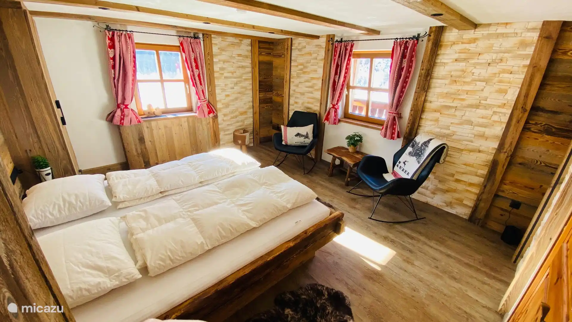 El dormitorio principal en la 1ª planta. Las luces nocturnas de cencerro están hechas por Kirsty.