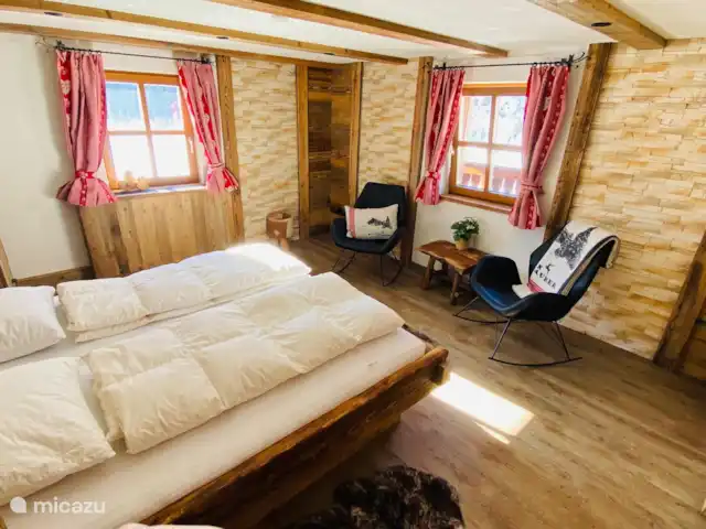 Chalet Murmel huren in Oostenrijk, Karinthië, Grosskirchheim - vakantiehuis De masterbedroom op de 1e etage. De koeienbel nachtlampjes zijn door Kirsty gemaakt.
