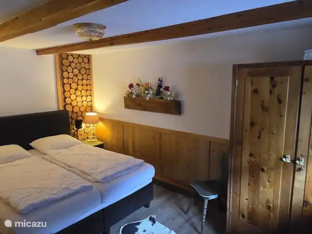 Chalet Murmel huren in Oostenrijk, Karinthië, Grosskirchheim - vakantiehuis De slaapkamer op de 1e etage. De houten bak met bloemen aan de wand is door Kirsty gemaakt.