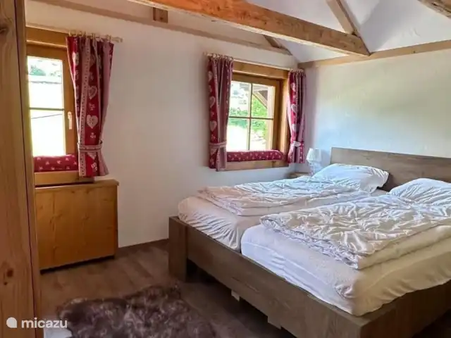 Chalet Murmel huren in Oostenrijk, Karinthië, Grosskirchheim - vakantiehuis De slaapkamer met uitzicht op de kerk van Sagritz