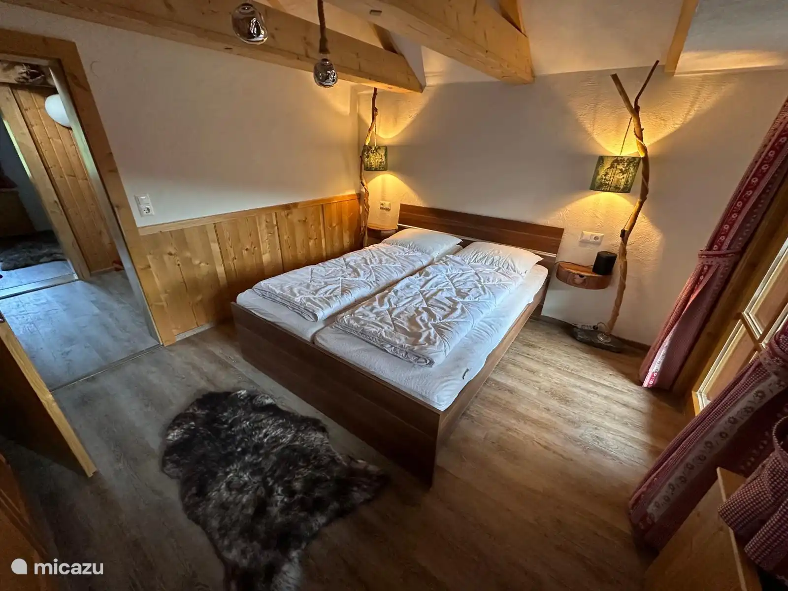 Las lámparas (tanto la lámpara colgante como la 2 al lado de la cama) están hechas por la propia Kirsty.