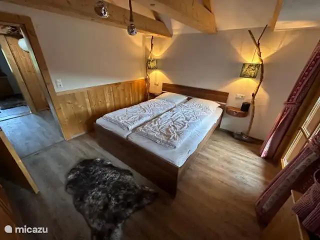 Chalet Murmel huren in Oostenrijk, Karinthië, Grosskirchheim - vakantiehuis De lampen (zowel de hanglamp als de 2 naast het bed) zijn door Kirsty zelf gemaakt.