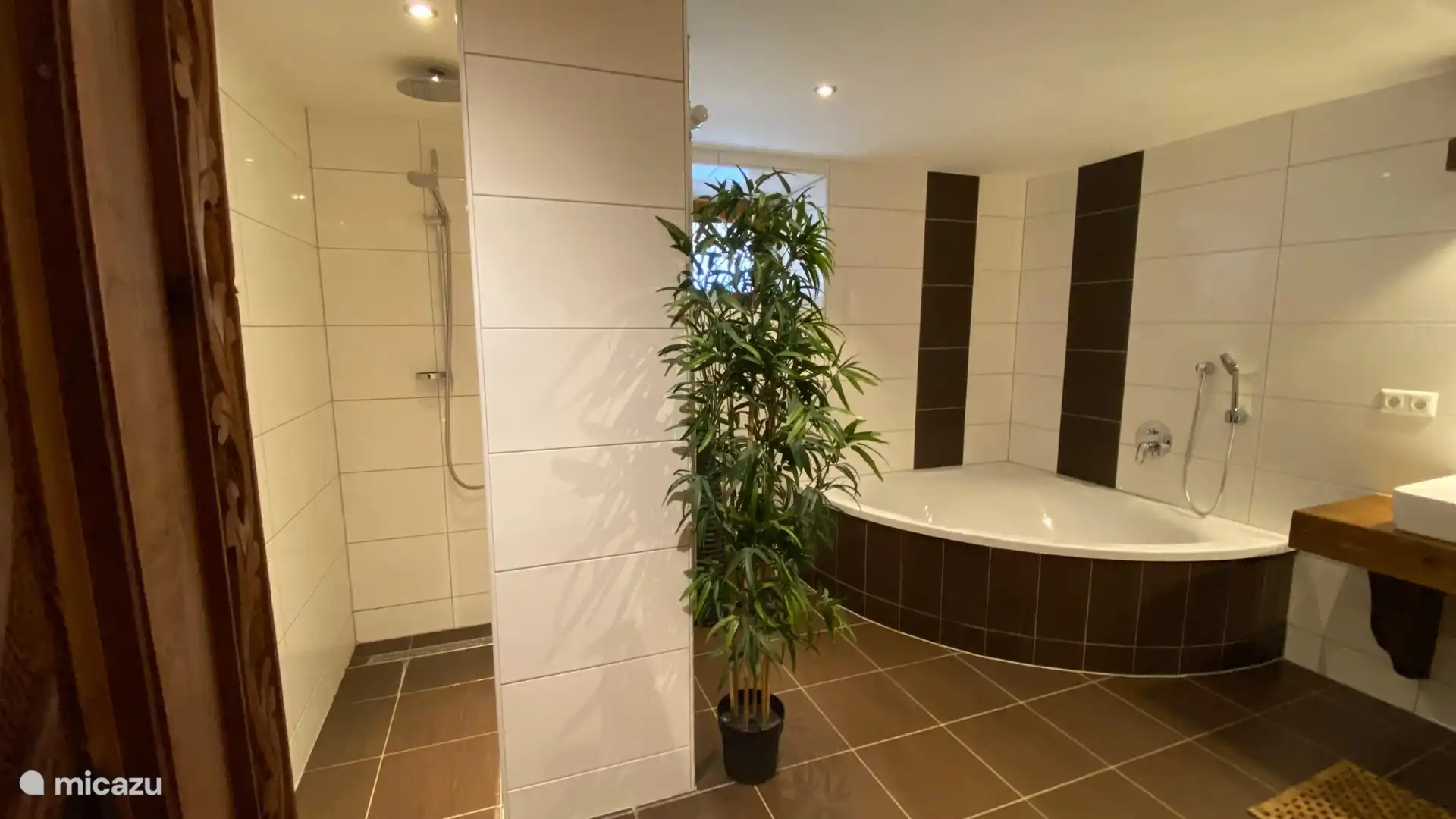 El cuarto de baño en el sótano con una preciosa bañera para 2 personas, aseo y un cuarto de ducha separado y también proporciona acceso a la sauna.