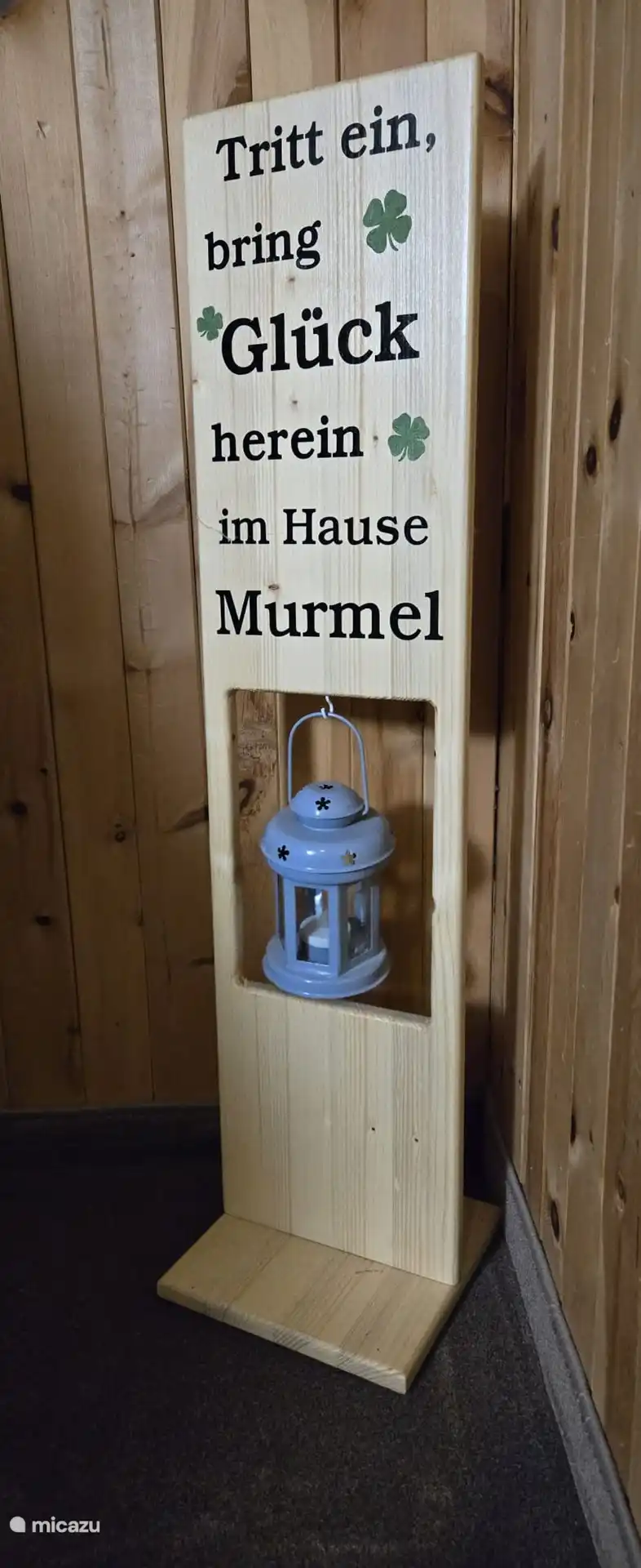 Sé siempre bienvenido en el Chalet Murmel. Conseguimos este poste de Patricia, nuestra cuidadora interior.