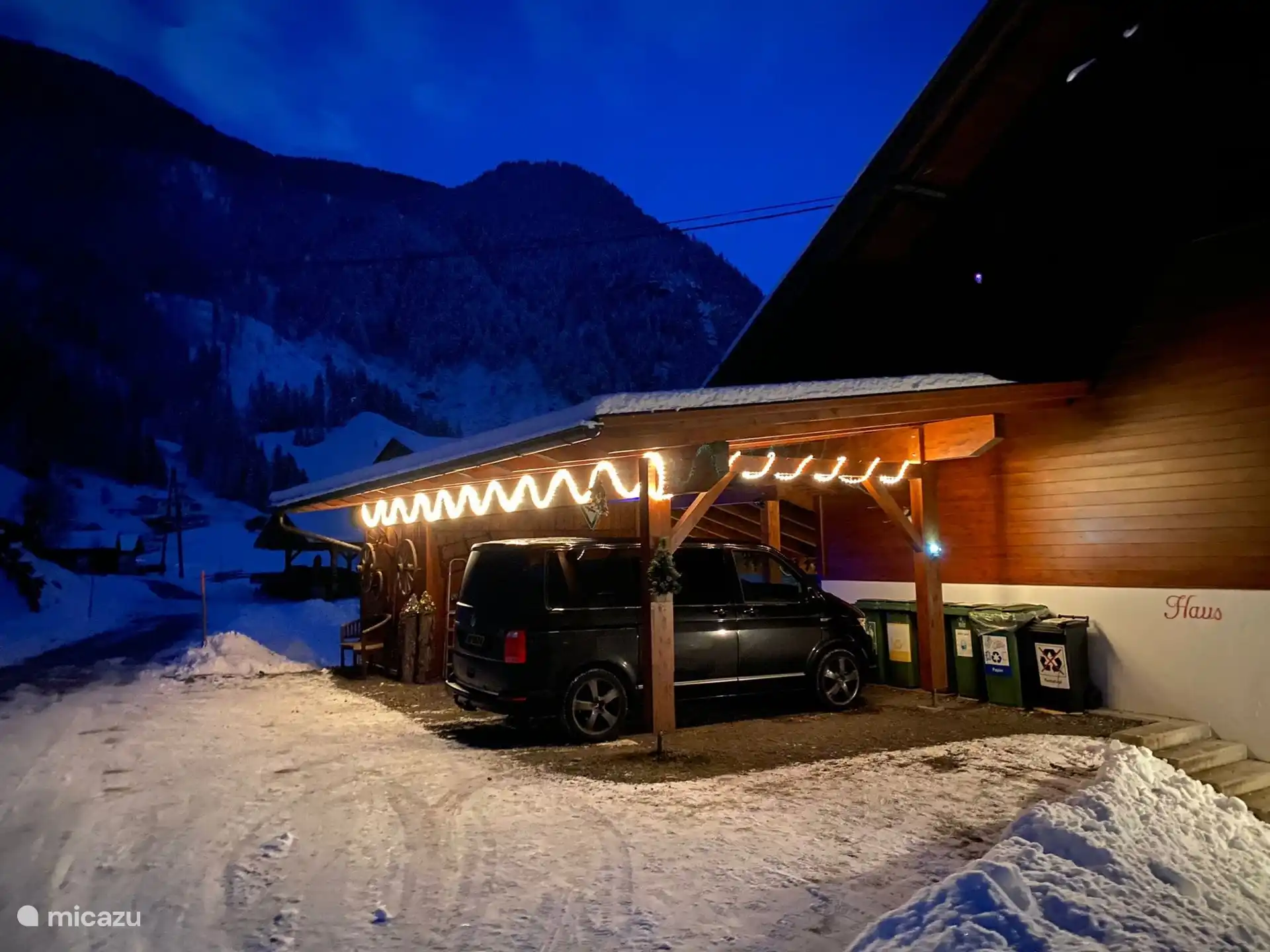 La cochera, apta para 3 coches con estación de carga.